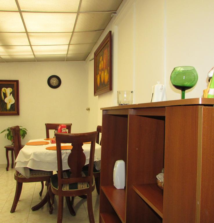 Casa De Huespedes Shalom Victoria Guest House โบโกตา ภายนอก รูปภาพ