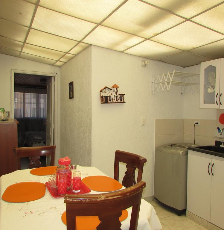 Casa De Huespedes Shalom Victoria Guest House โบโกตา ภายนอก รูปภาพ