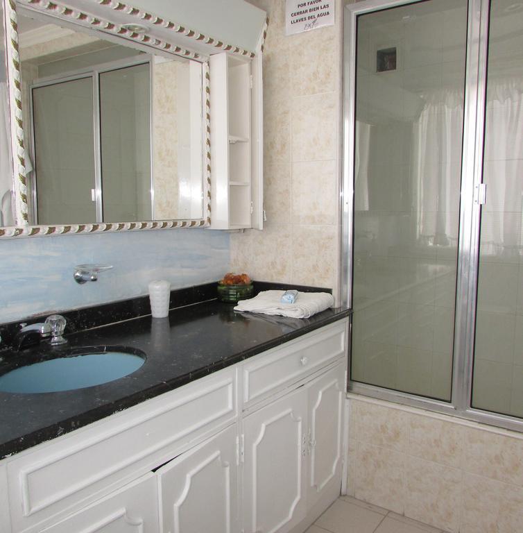 Casa De Huespedes Shalom Victoria Guest House โบโกตา ภายนอก รูปภาพ