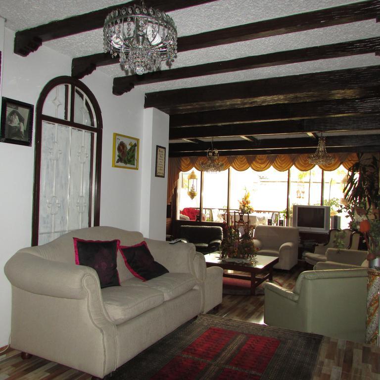 Casa De Huespedes Shalom Victoria Guest House โบโกตา ภายนอก รูปภาพ