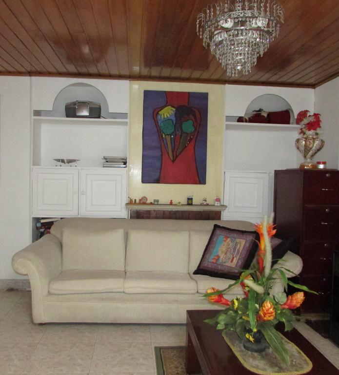 Casa De Huespedes Shalom Victoria Guest House โบโกตา ภายนอก รูปภาพ