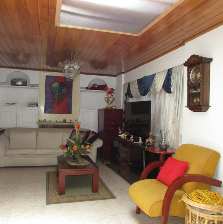 Casa De Huespedes Shalom Victoria Guest House โบโกตา ภายนอก รูปภาพ